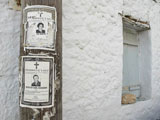 Fotografia Carteles que anuncian la realización de una misa por una persona fallecida en las calles antiguas de Megara. (Mnimosino)