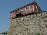 Fotografia Vista del muro de defensa y de las habitaciones de huéspedes en el Monasterio Vatopedi. Monte Athos.