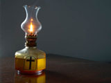 Fotografia Lámpara de aceite encontrada en el elscritorio de la habitación de huespedes en el Monasterio San Panteleimon. Monte Athos.